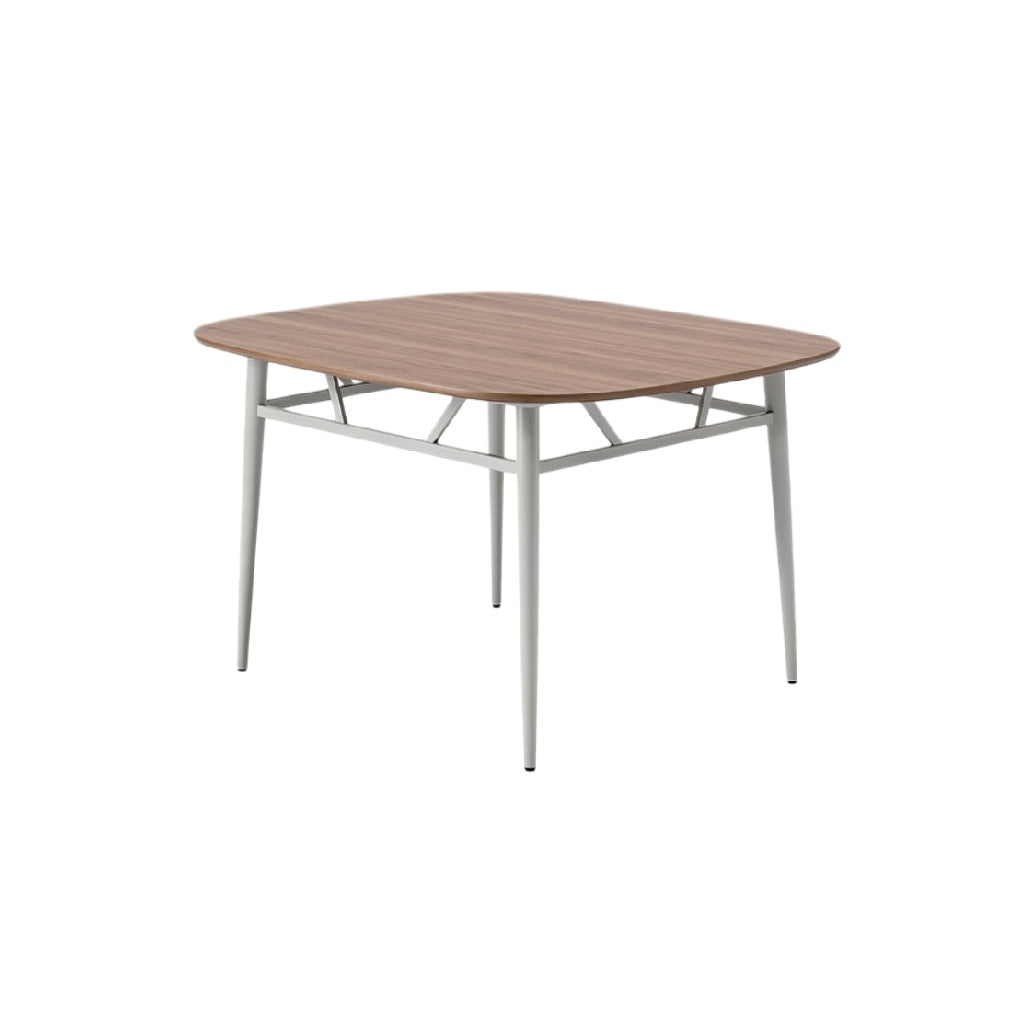 Eenvoudige vierkante tafel met houten blad en metalen poten